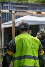 Spilleder i gul vest